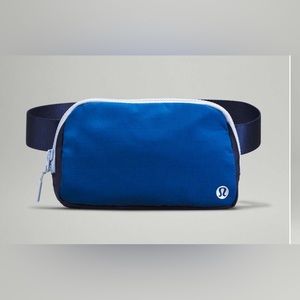 Lululemon Everywhere Belt Bag 1L
Symphony Blue / Night Sea. Popular. Rare color